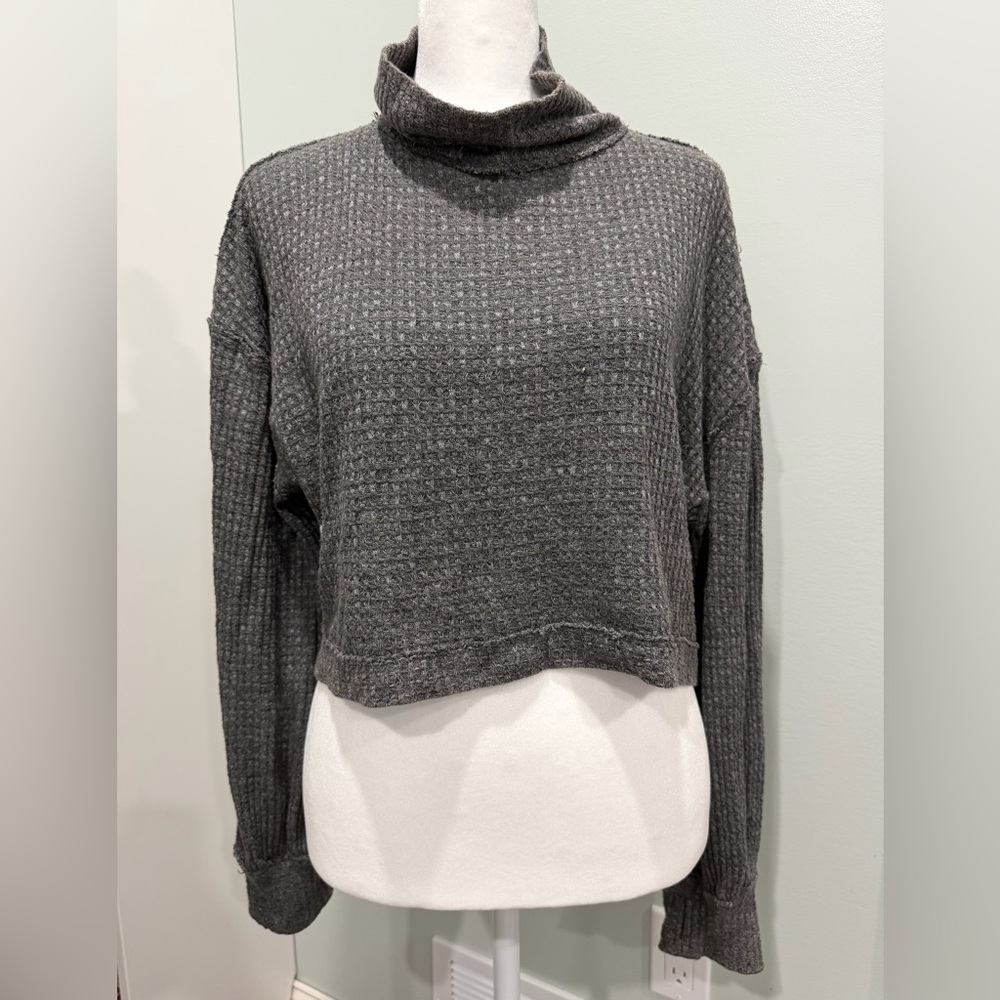 Free People Waffle Knit Turtleneck Cropped Top Women’s Sz Medium Grey Pullover